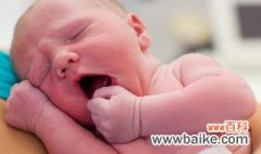 婴儿放床上平躺喂奶粉可以吗 婴儿是否可以放床上平躺喂奶粉