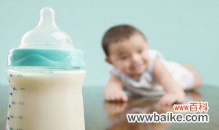 新生儿用奶瓶正确姿势 新生儿用奶瓶的正确姿势是怎么样的