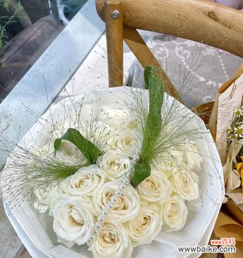 用白玫瑰传达的情感和象征意义 一束白玫瑰的意义