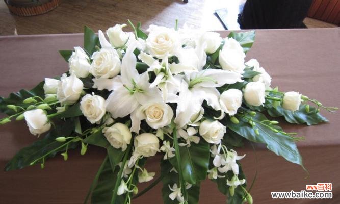 花朵在餐桌上的寓意与选择技巧 餐桌上的花朵