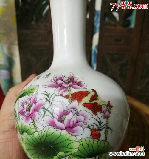 以花瓶里插枝荷花 插枝荷花，寓意美好生活