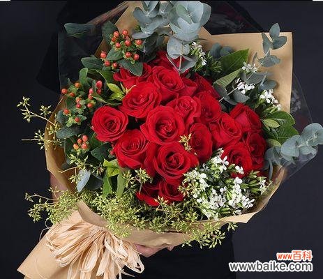 用花语传递爱意，解读19朵红玫瑰的含义 深情不负，献上19朵红玫瑰——19朵红玫瑰花语剖析