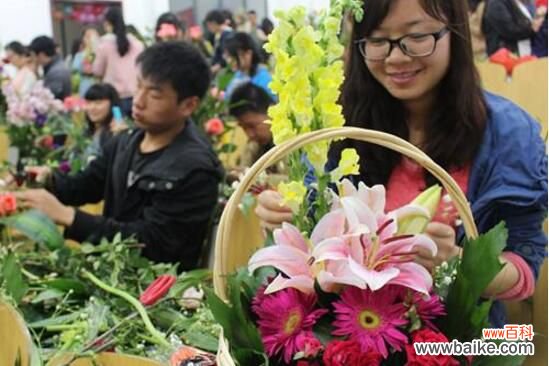 盘点10种插花图片简单又漂亮,烛光花艺分分钟萌化你的心
