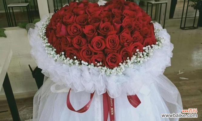 用2朵玫瑰传达感情的深度和温度 两朵玫瑰的象征意义