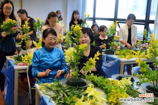 玻璃花瓶插什么花好看？用玻璃瓶插野花有别样风情