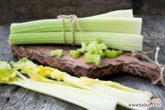 阳台种上盆“芹菜”，长大后就收割，一茬一茬吃不完！