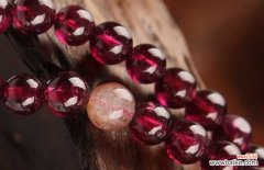 石榴石手链女生戴在哪只手好 石榴石戴哪只手好？