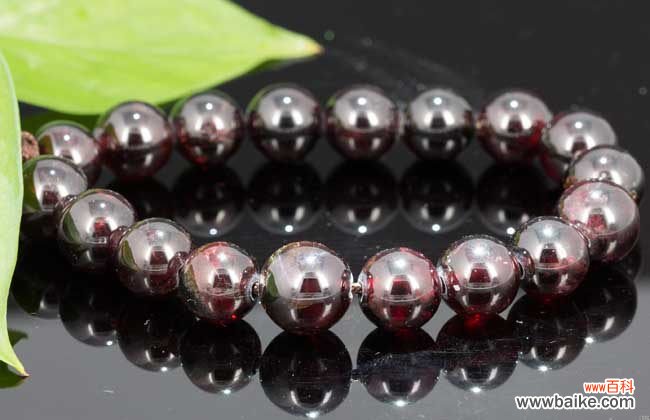 石榴石手链女生戴在哪只手好 石榴石戴哪只手好?