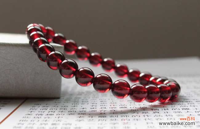 石榴石手链女生戴在哪只手好 石榴石戴哪只手好?