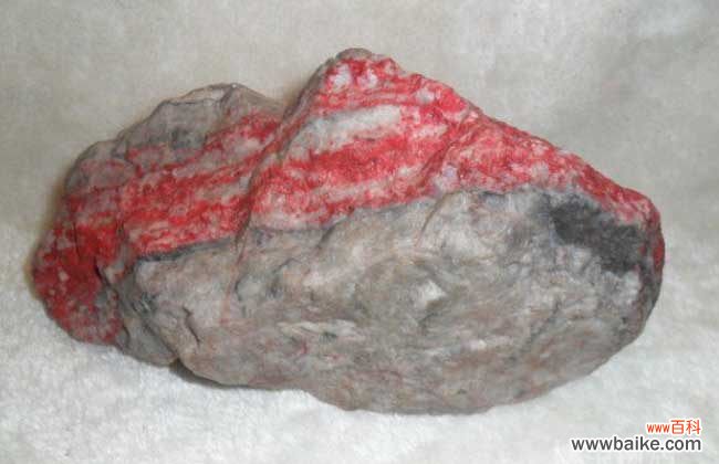 鸡血石为什么用水保养 鸡血石怎么保养？