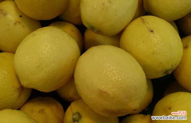 用柠檬汁擦牙齿真的可以 怎么用柠檬美白牙齿？