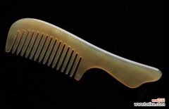 假牛角梳是什么做的 牛角梳真假如何辨认？