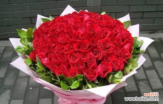 12朵红玫瑰的花语是什么？送花时应该注意什么？