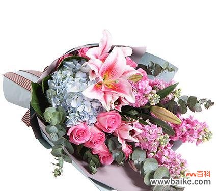 送6朵百合加5枝玫瑰代表什么意思？如何理解这种花语的含义？