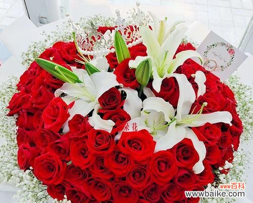 六朵玫瑰加五朵百合的寓意是什么?有哪些?