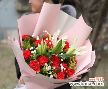 送花意义深远，每一朵都代表着情感 传递爱意的康乃馨