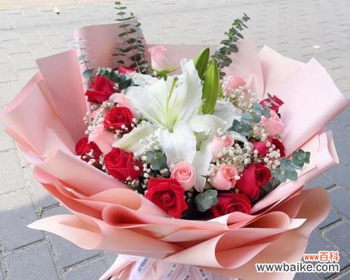 十朵玫瑰加四朵百合代表什么？它们的象征意义是什么？