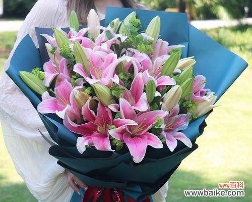 21朵玫瑰花搭配3朵百合意味着什么？如何解读这种花束组合？