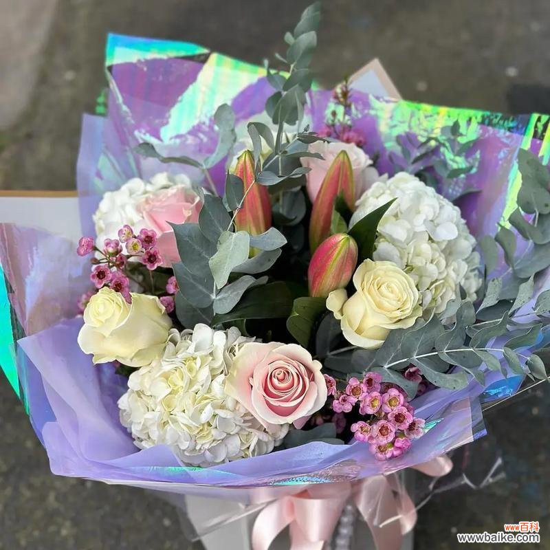 21朵玫瑰花搭配3朵百合意味着什么？如何解读这种花束组合？