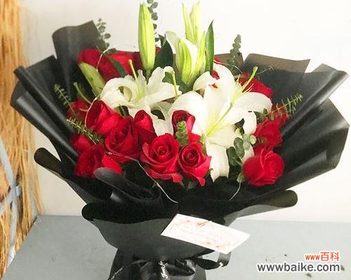 21朵玫瑰花搭配3朵百合意味着什么？如何解读这种花束组合？