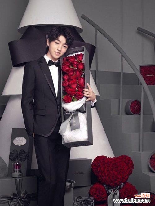 男生拿大玫瑰花找女生有何含义？这种行为背后的意图是什么？