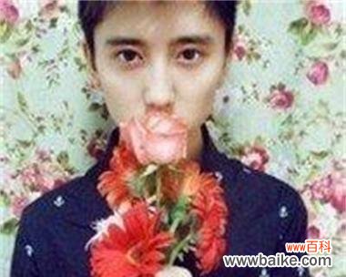 男生拿大玫瑰花找女生有何含义？这种行为背后的意图是什么？