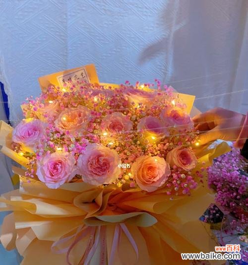 粉色玫瑰搭配满天星的花束有何特别含义？