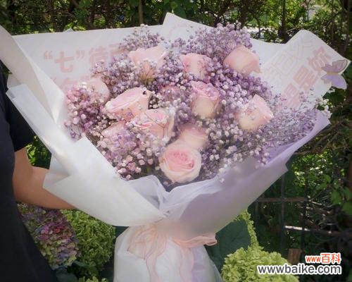 粉色玫瑰搭配满天星的花束有何特别含义？