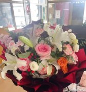 玻璃盒中填满玫瑰花代表什么？这种礼物的寓意是什么？