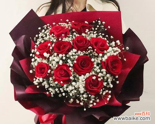 红色衣服搭配玫瑰花有何特殊含义？