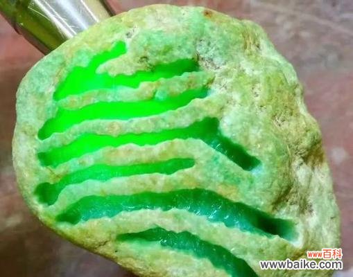 绿色戒指搭配玫瑰花有何特殊意义？它们共同象征什么？