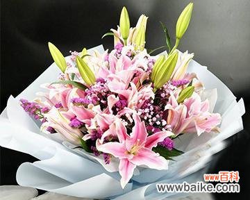 女生送一支百合花有何含义？百合花作为礼物有何象征意义？