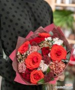 嘴边咬着玫瑰花代表什么？这是否是一种时尚的表达方式？