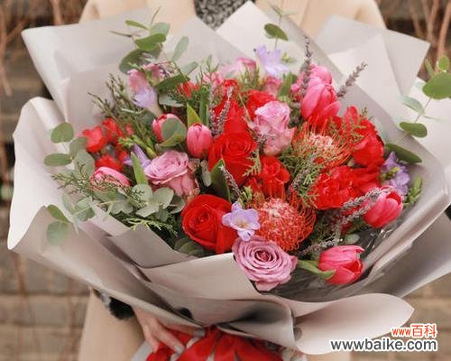 新娘手捧纯红色玫瑰花的含义是什么？红色玫瑰花在婚礼中的意义？