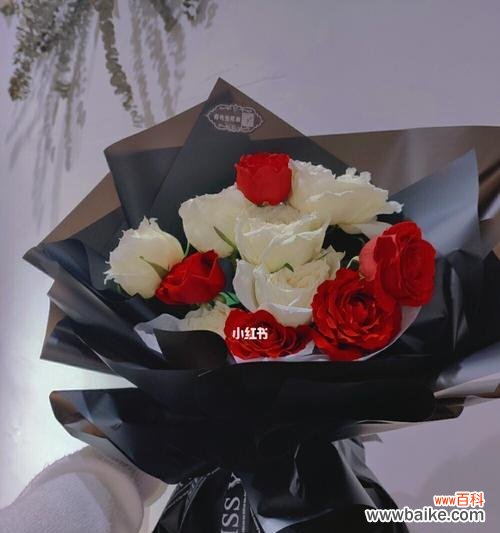 白玫瑰中红玫瑰花束的寓意是什么？它传递了什么信息？