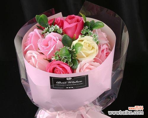 女生排队送男生玫瑰花有何深意?