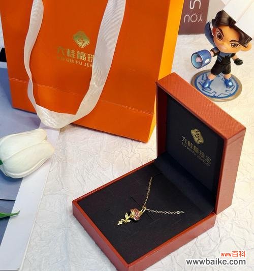 项链上的玫瑰花图案有何寓意？它在时尚配饰中代表什么？