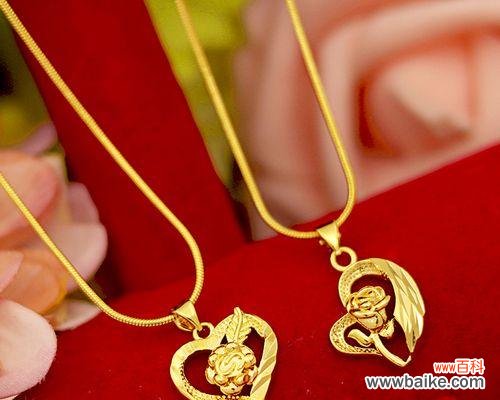 项链上的玫瑰花图案有何寓意？它在时尚配饰中代表什么？