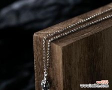 项链上的玫瑰花图案有何寓意？它在时尚配饰中代表什么？