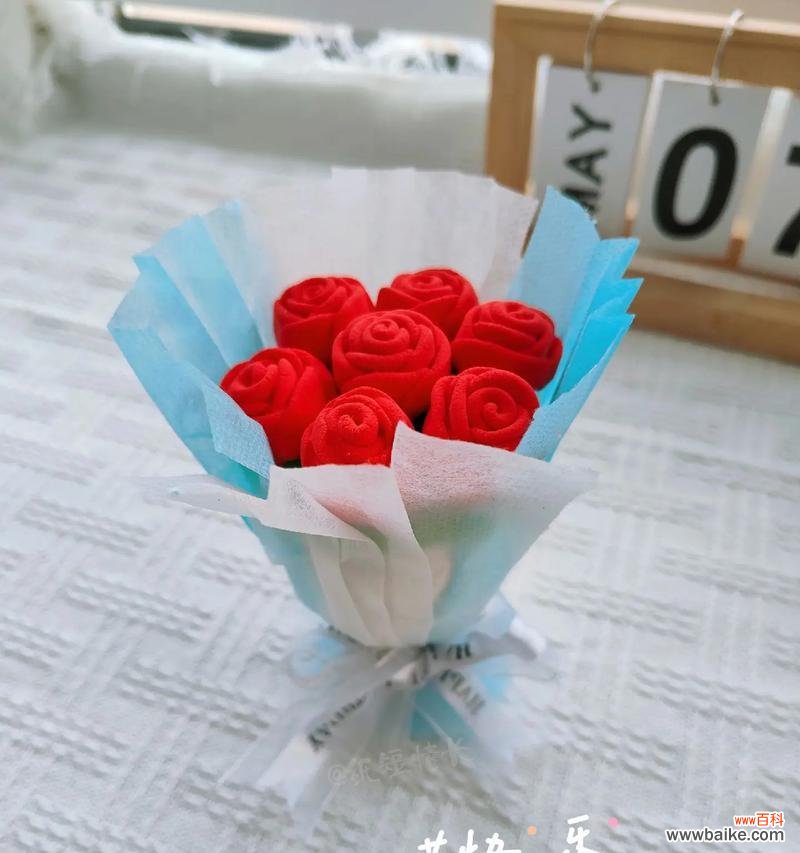 饮料中插玫瑰花的含义是什么？这种做法有何特殊意义吗？