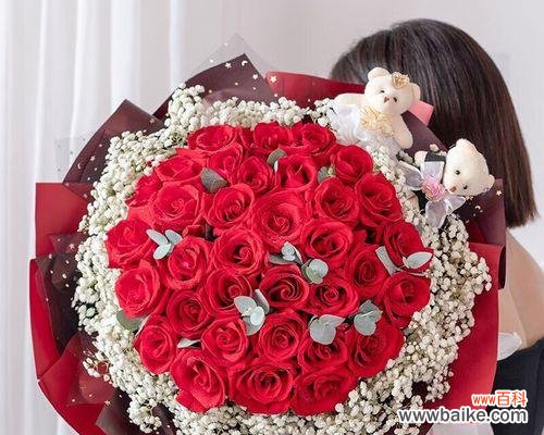 送男闺蜜10朵白玫瑰代表什么？这种行为有何深层含义？