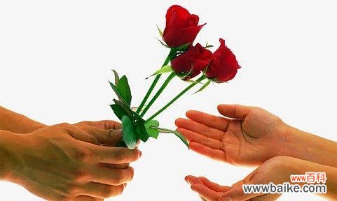女人之间互送玫瑰花的含义是什么？女性送玫瑰花有何特殊寓意？