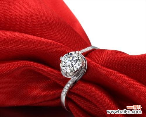 钻戒玫瑰花的含义是什么?手持钻戒玫瑰的象征意义是什么?