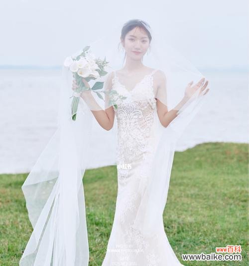 表情鱼吻玫瑰花代表什么情感表达？