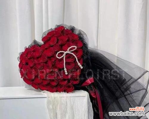 财神爷手持玫瑰花有何寓意？其象征意义是什么？