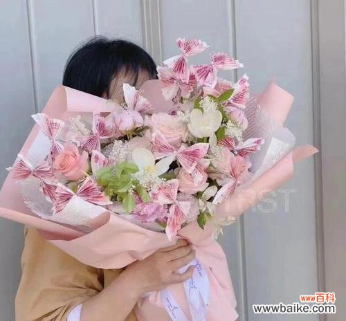 财神爷手持玫瑰花有何寓意？其象征意义是什么？