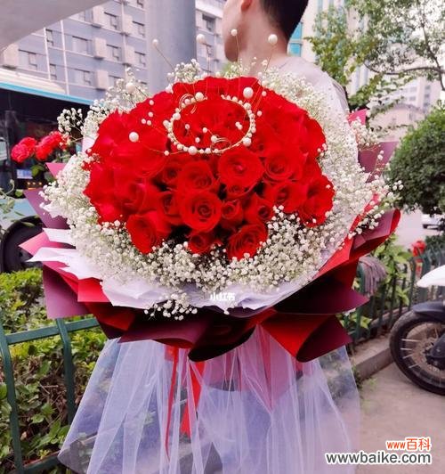 红色小束玫瑰花的含义是什么？