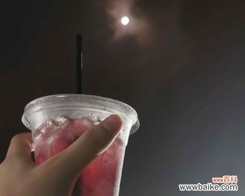 白玫瑰上浇鲜血代表什么？这个行为有何含义？