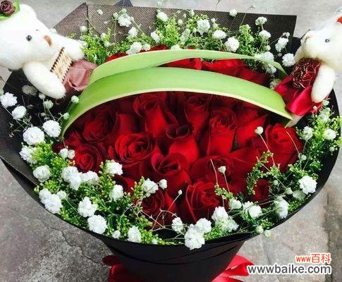 红色三十三只玫瑰花代表什么?送花的正确方式是什么?