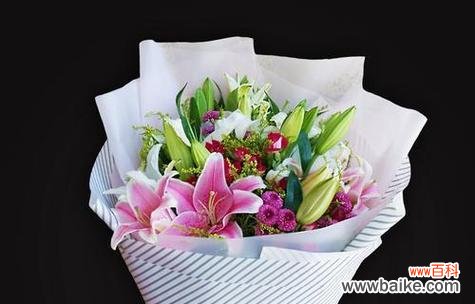 三枝百合花代表什么？这种花束的特殊含义是什么？